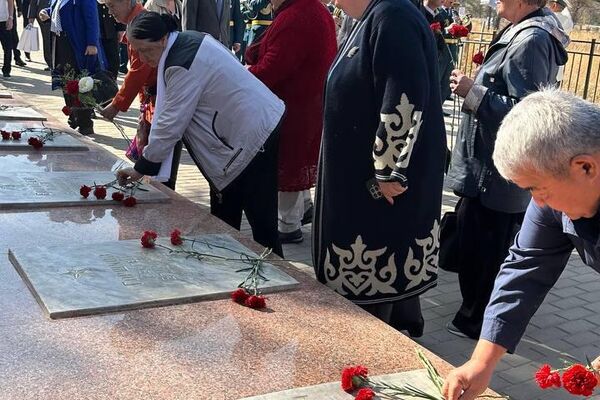 Мемориал советским воинам восстановили в Таразе Мемориал советским воинам восстановили в Таразе - Sputnik Казахстан