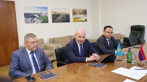 Казахстан и Армения обсудили сотрудничество в сфере управления отходами и экологически чистого транспорта - Sputnik Казахстан