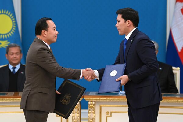 Казахстан и Камбоджа обменялись межправительственными и межведомственными документами - Sputnik Казахстан