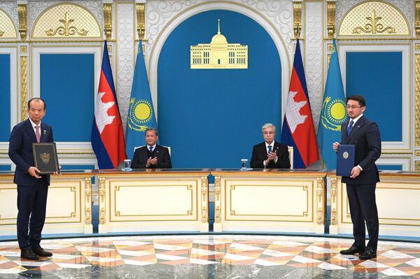 Казахстан и Камбоджа обменялись межправительственными и межведомственными документами - Sputnik Казахстан