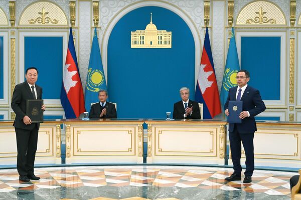 Казахстан и Камбоджа обменялись межправительственными и межведомственными документами - Sputnik Казахстан