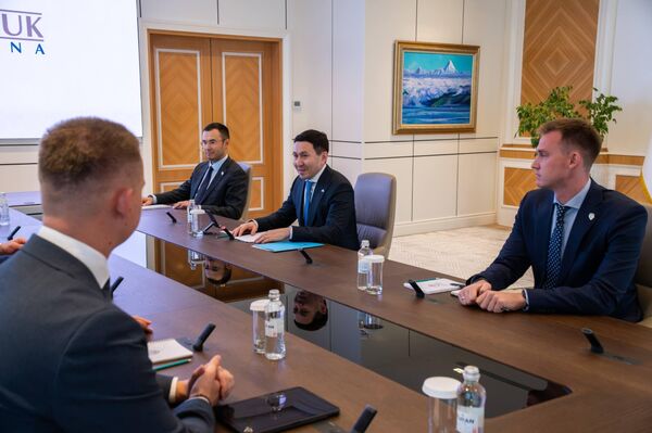 Председатель правления АО Самрук-ҚазынаНурлан Жакупов провел встречу с президентом Национального олимпийского комитета Беларуси Виктором Лукашенко
 - Sputnik Казахстан