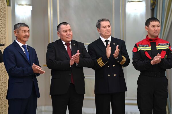Қасым-Жомарт Тоқаев құтқарушыларға мемлекеттік марапаттар тапсырды Қасым-Жомарт Тоқаев құтқарушыларға мемлекеттік марапаттар тапсырды - Sputnik Қазақстан