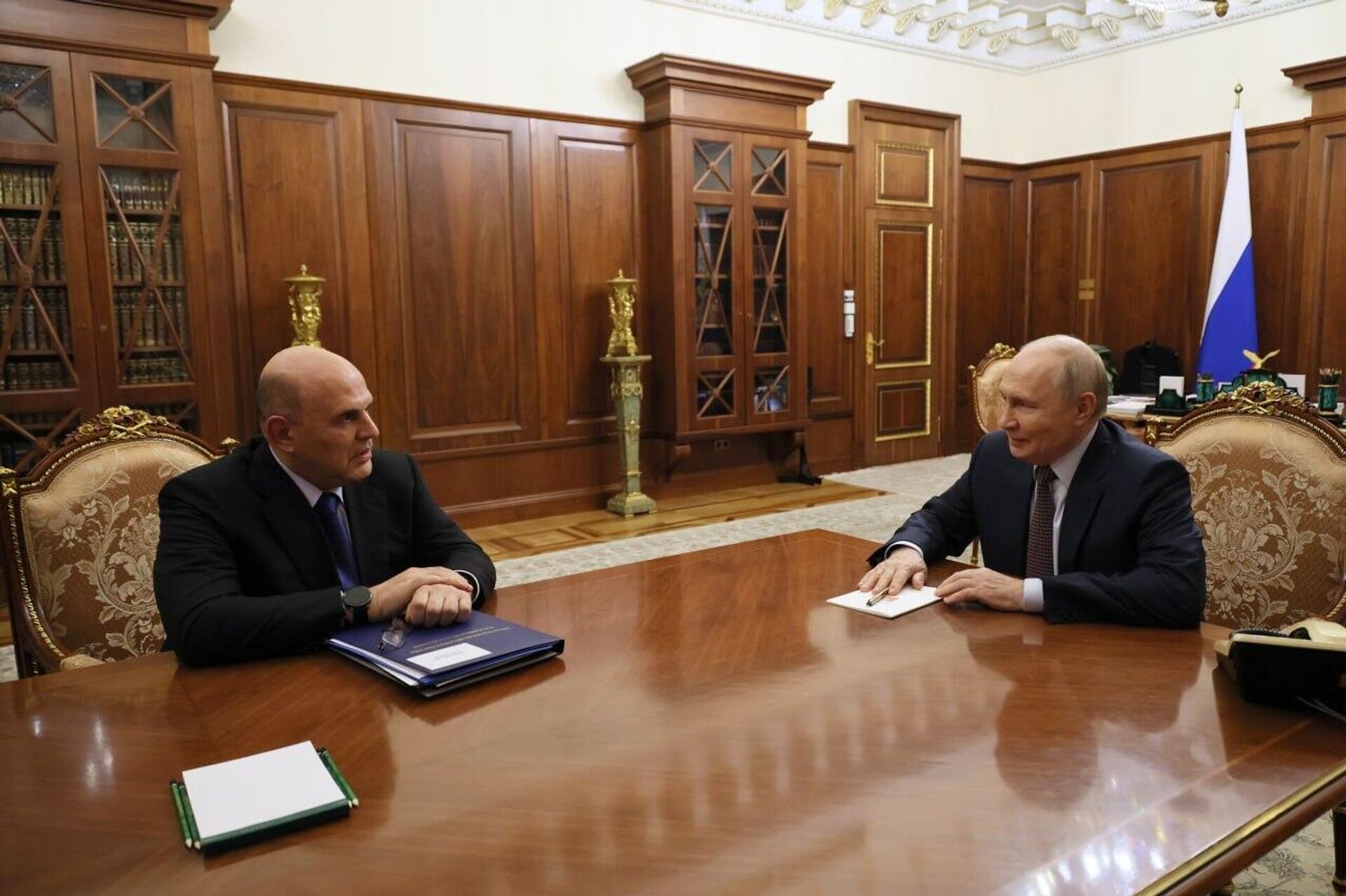  Президент России Владимир Путин принял главу правительства Михаила Мишустина - Sputnik Казахстан, 1920, 19.10.2026