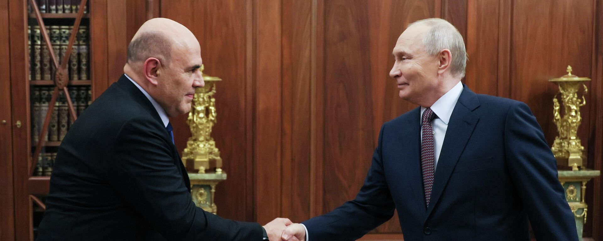 Премьер Михаил Мишустин и президент России Владимир Путин - Sputnik Казахстан, 1920, 19.10.2026