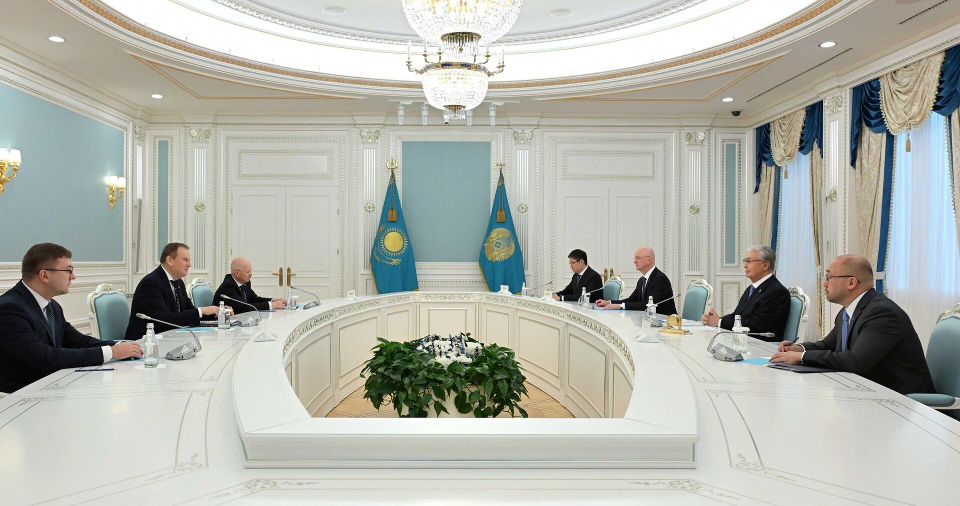 Касым-Жомарт Токаев принял губернатора Ленинградской области РФ Александра Дрозденко - Sputnik Қазақстан, 1920, 19.10.2026