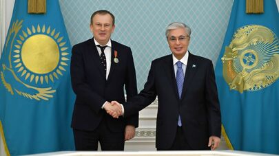 Касым-Жомарт Токаев наградил Александра Дрозденко орденом "Достык" II степени