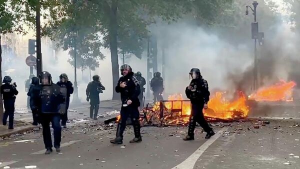 Акции протеста в Париже - Sputnik Казахстан