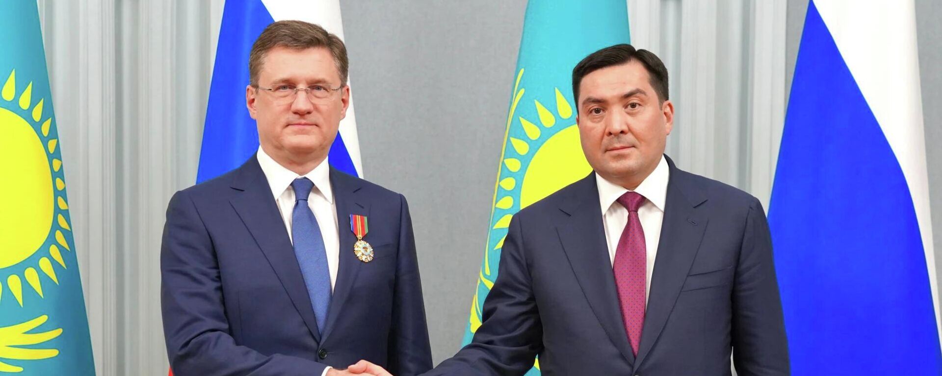 Вице-премьер РФ Александр Новак встретился с министром энергетики Казахстана Ерланом Аккенженовым - Sputnik Казахстан, 1920, 19.10.2026