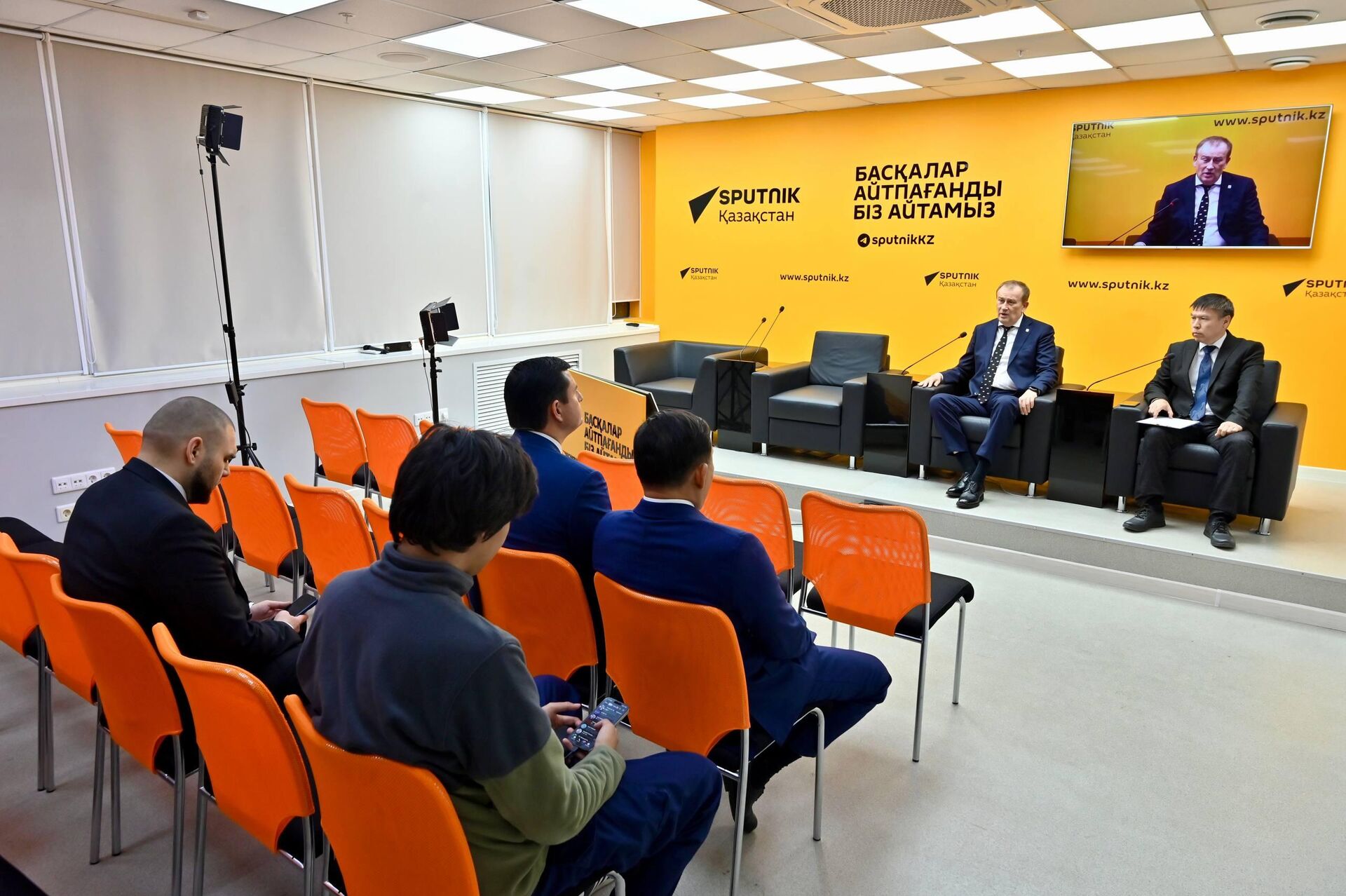 Интервью губернатора Ленинградской области Александра Дрозденко на площадке Sputnik Казахстан Интервью губернатора Ленинградской области Александра Дрозденко на площадке Sputnik Казахстан - Sputnik Казахстан, 1920, 19.10.2026