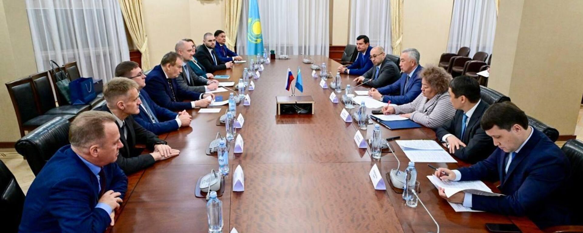 Жұманғарин Ленинград облысының губернаторымен өнеркәсіптегі жаңа жобаларды талқылады - Sputnik Қазақстан, 1920, 20.10.2026