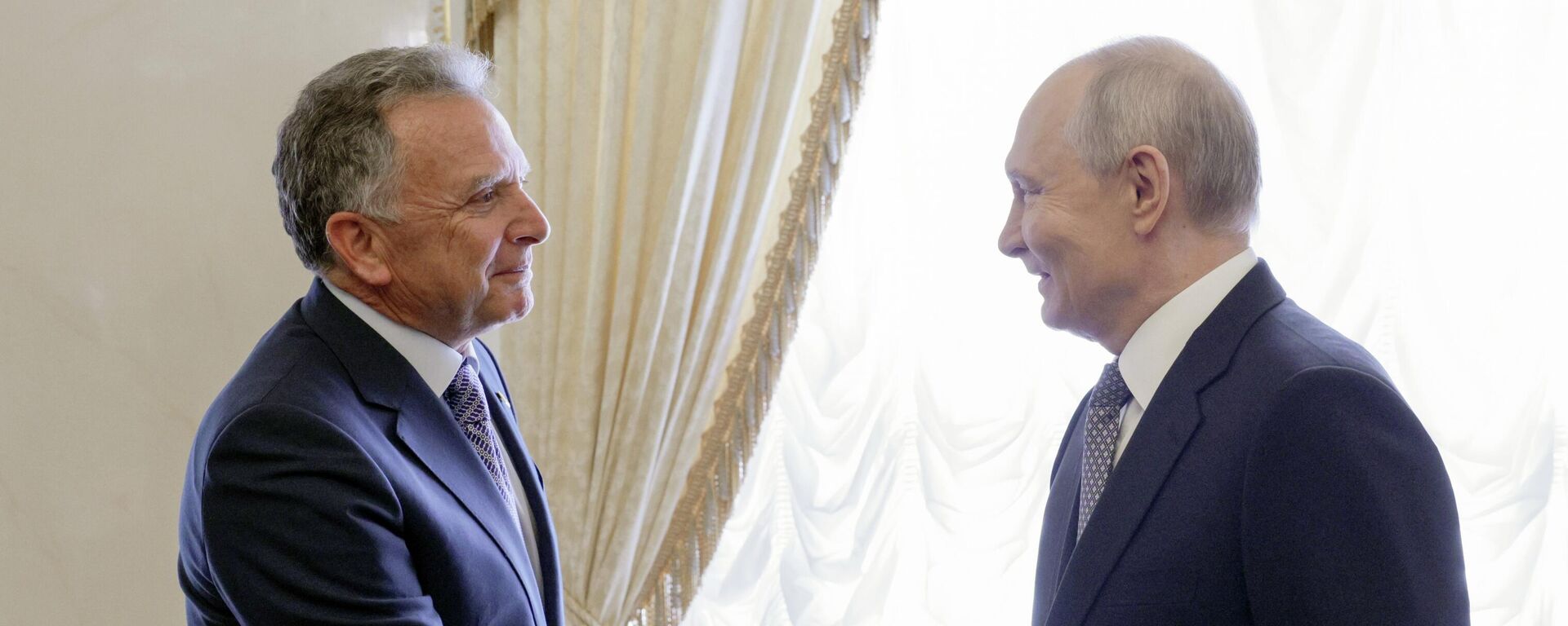 Спецпосланник президента США Стивен Уиткофф и президент РФ Владимир Путин  - Sputnik Казахстан, 1920, 21.10.2026