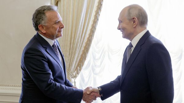 Спецпосланник президента США Стивен Уиткофф и президент РФ Владимир Путин  - Sputnik Казахстан