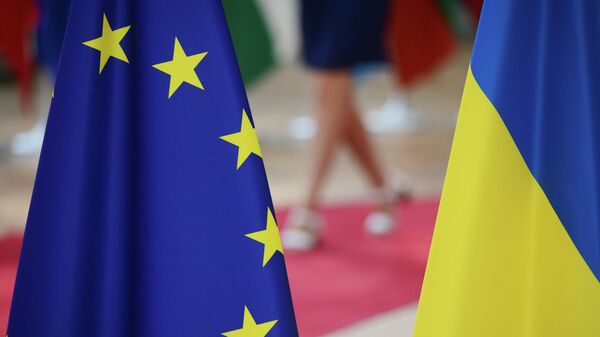 Флаги Украины и Европейского Союза - Sputnik Казахстан