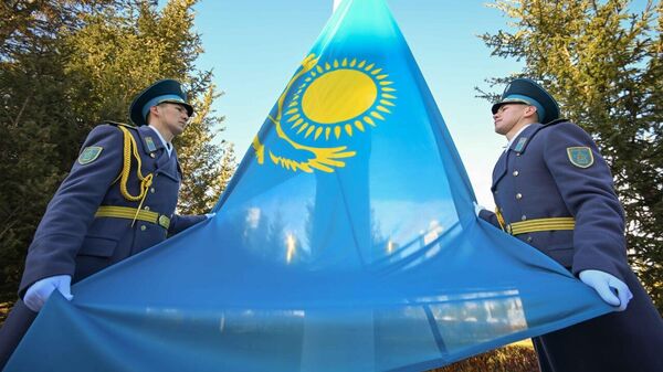 Тоқаев Мемлекеттік ту көтеру рәсіміне қатысты - Sputnik Қазақстан