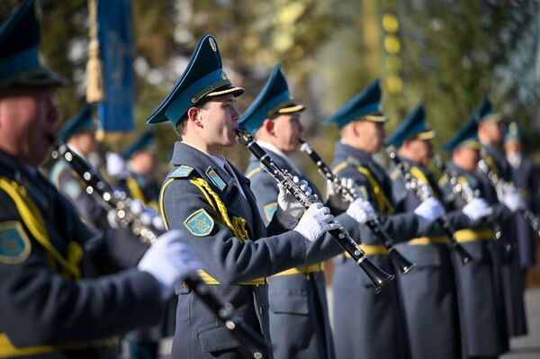 Тоқаев Мемлекеттік ту көтеру рәсіміне қатысты - Sputnik Қазақстан