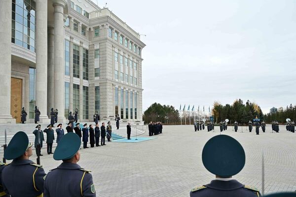 Касым-Жомарт Токаев принял участие в церемонии поднятия флага Казахстана Касым-Жомарт Токаев принял участие в церемонии поднятия флага Казахстана - Sputnik Казахстан