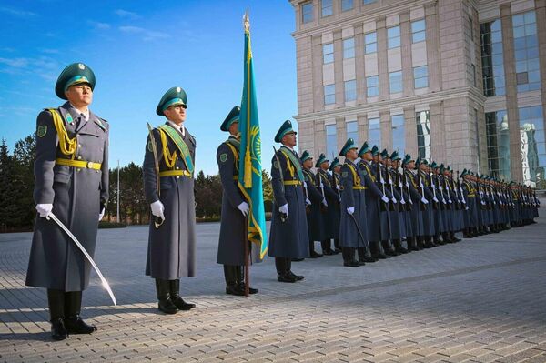 Тоқаев Мемлекеттік ту көтеру рәсіміне қатысты - Sputnik Қазақстан
