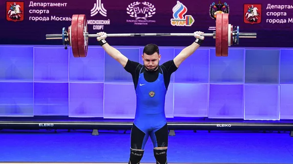 Россиянин Сергей Петров выступает на чемпионате Европы по тяжелой атлетике, архивное фото - Sputnik Казахстан