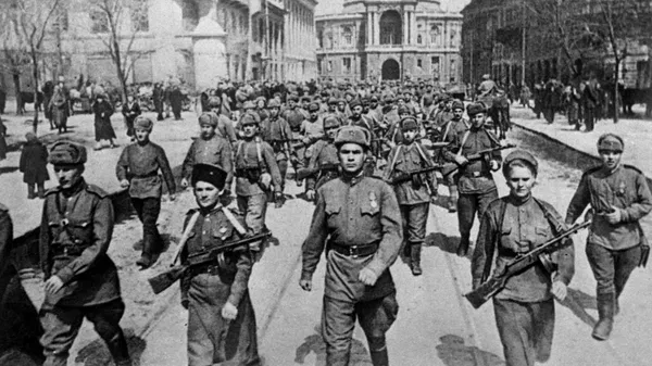 Части Красной Армии проходят по улицам освобожденной Одессы - Sputnik Казахстан
