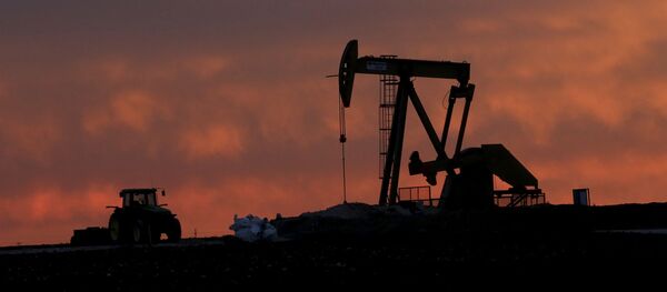 Добыча нефти, архивное фото Добыча нефти, архивное фото - Sputnik Казахстан