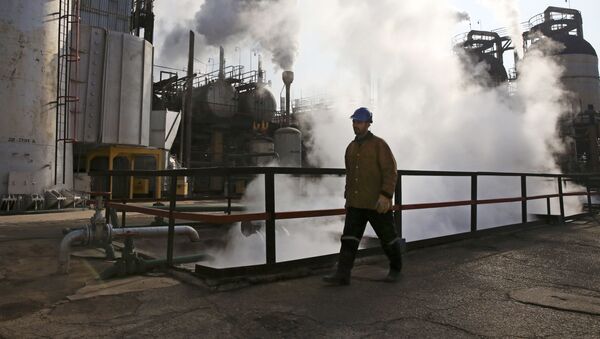 Архивное фото рабочего на нефтеперерабатывающем заводе - Sputnik Казахстан