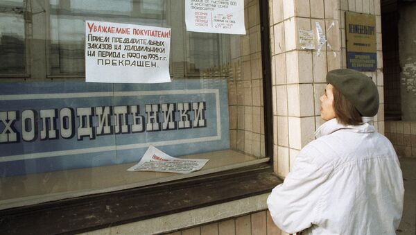 Женщина читает объявление в витрине магазина бытовой техники об отсутствии в продаже холодильников во время дефицита товаров в начале 90-х годов в СССР - Sputnik Казахстан