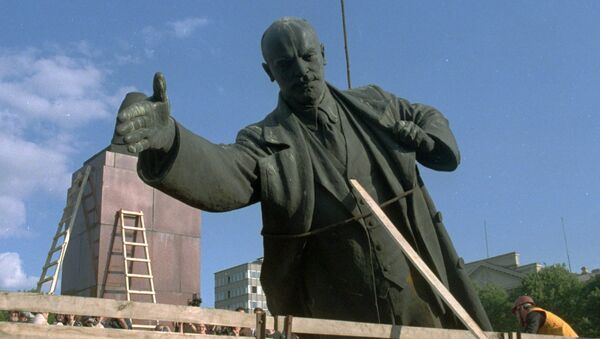 Памятник Ленину демонтируют после распада СССР - Sputnik Казахстан