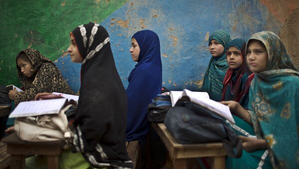 Афганские дети в школе в Пакистане - Sputnik Казахстан