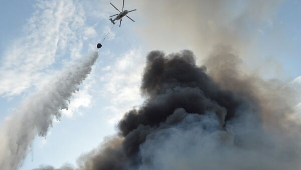 Вертолет тушит пожар - Sputnik Казахстан