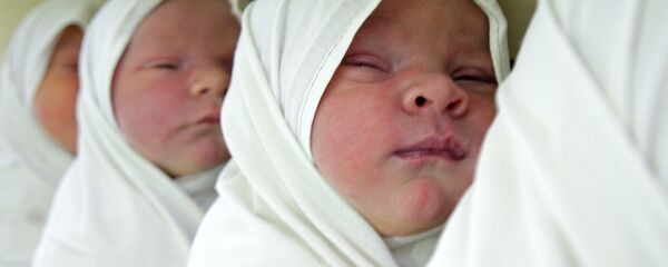 Архивное фото младенцев в родильном доме Архивное фото младенцев в родильном доме - Sputnik Казахстан