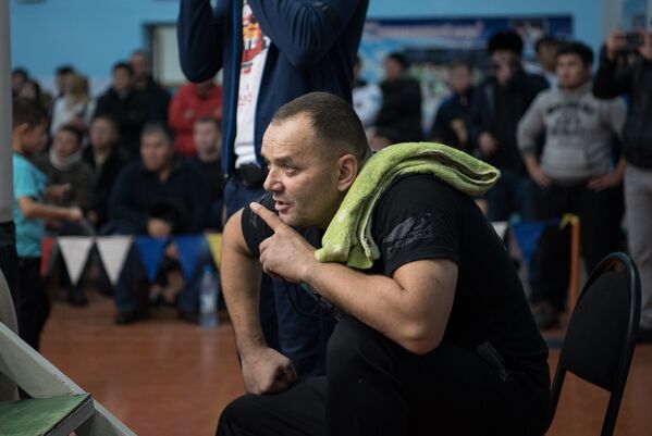 Главный тренер национальной сборной по ММА Казахстана Баян Жангалов дает указание своему воспитаннику во время боя - Sputnik Казахстан