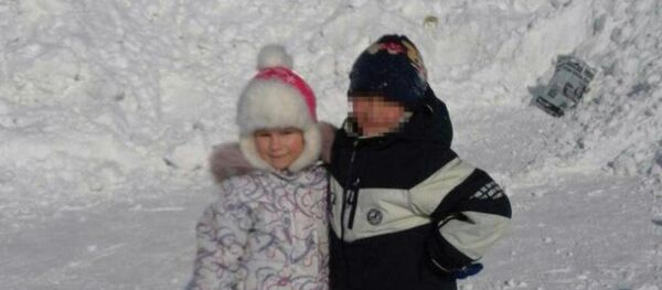 Қаза тапқан екінші сынып оқушысы Виктория Тойкенова (оң жақта) Қаза тапқан екінші сынып оқушысы Виктория Тойкенова (оң жақта) - Sputnik Қазақстан