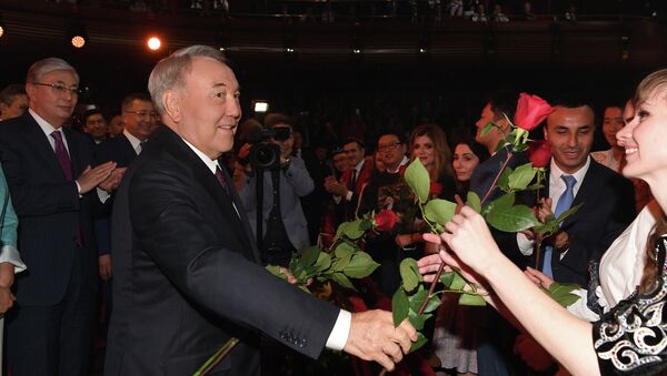 Елбасы Нурсултан Назарбаев подарил цветы участницам сессии АНК - Sputnik Казахстан