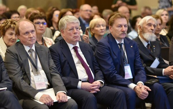  Посол России в Казахстане Алексей Бородавкин (на фото в центре) на международном конгрессе русистов, который проходит в Нур-Султане - Sputnik Казахстан
