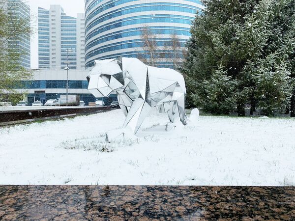 Засыпанная снегом фигура снежного барса - Sputnik Казахстан