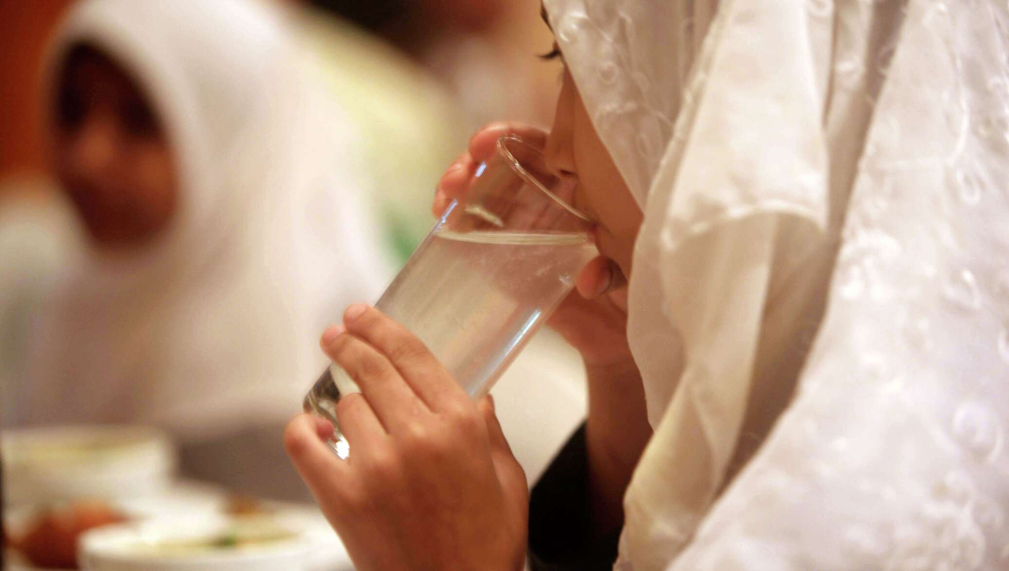 В месяц рамадан можно пить воду. Еда мусульман. Мусульманское питание. Пост у мусульман. Пост Рамадан фотография.
