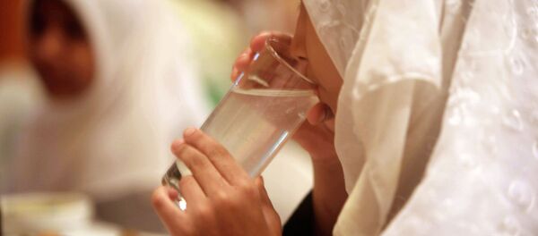 Девушка пьет воду - Sputnik Казахстан