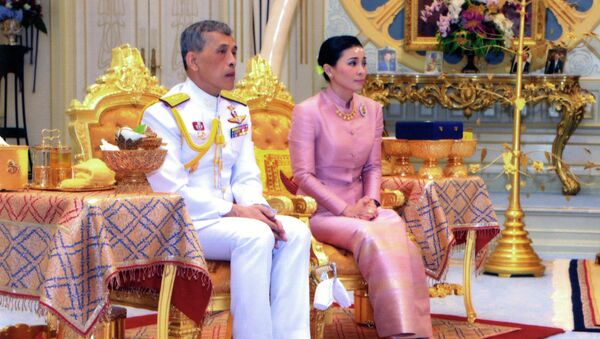 Король Таиланда Маха Ватчиралонгкон (Рама Х) и Суттхида Ватчиралонгкон во время свадебной церемонии - Sputnik Казахстан
