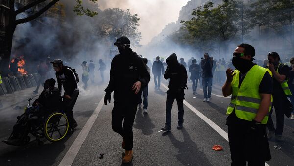 Демонстранты во время уличных беспорядков в Париже - Sputnik Казахстан