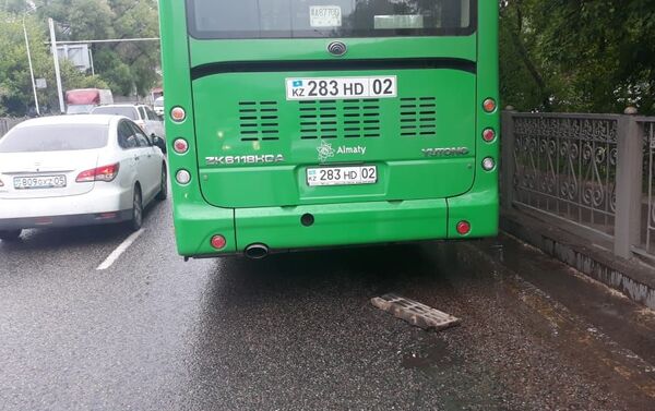 Крышка люка пробила днище автобуса на ул. Халлиулина - Sputnik Казахстан