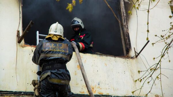 Пожарные тушат возгорание в общежитие в Нур-Султане - Sputnik Казахстан