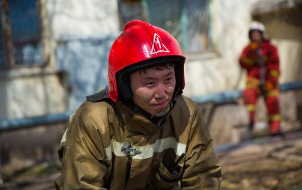 Пожарные тушат возгорание в одном из общежитий в Нур-Султане - Sputnik Казахстан