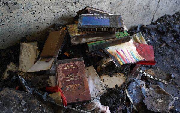 Сгоревшие книги на месте пожара в общежитии в Нур-Султане - Sputnik Казахстан