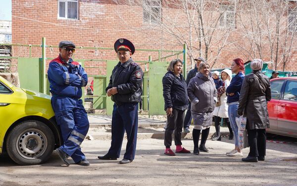 Жители общежития, в котором произошел пожар - Sputnik Казахстан