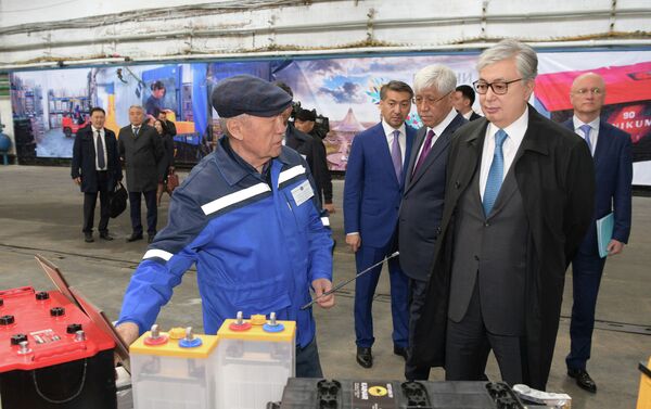 Президент Казахстана Касым-Жомарт Токаев посетил ТОО Кайнар АКБ - Sputnik Казахстан