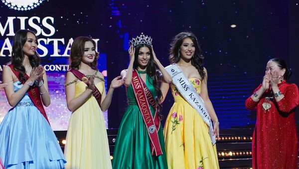  Победительница конкурса красоты Мисс Казахстан-2019 Мадина Батык (в центре) - Sputnik Казахстан