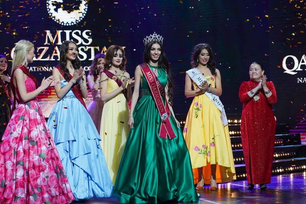 Победительница конкурса красоты Мисс Казахстан-2019 Мадина Батык (в центре) - Sputnik Казахстан