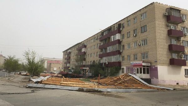 В поселке Балыкшы в Атырауской области ветром сорвало кровлю с пятиэтажного дома - Sputnik Казахстан