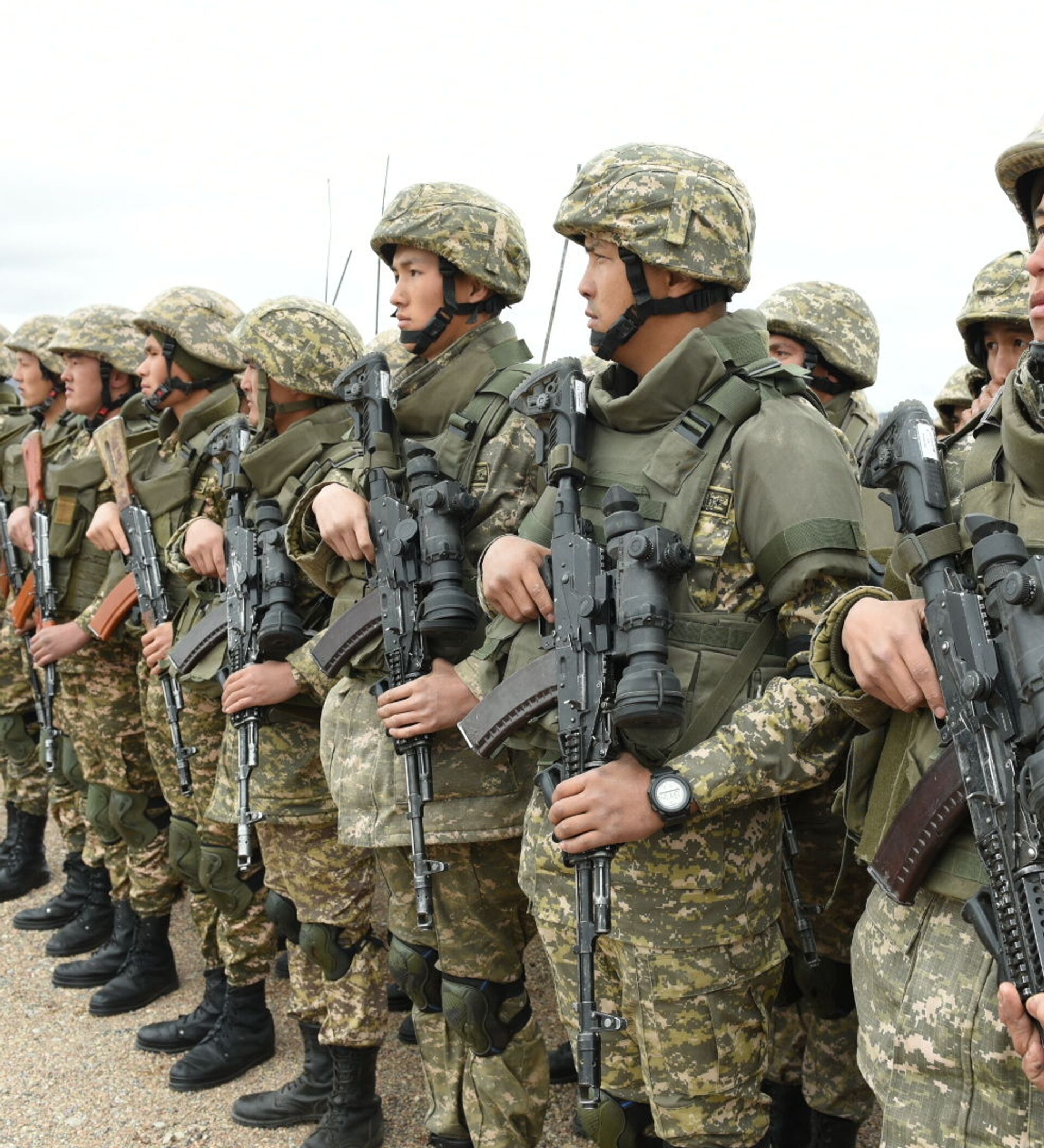 Сколько армия в казахстане. Войска Казахстана. Казахстан военные учения. Сухопутные войска Казахстана. Казахский солдат.